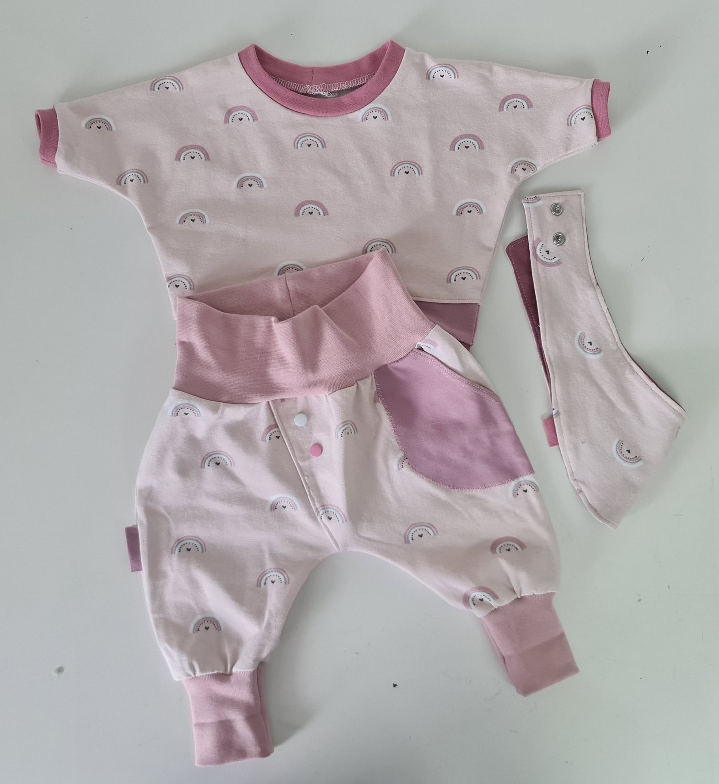 3 teiliges Baby Set, Baby Geschenk-Set, Baby Shirt, Regenbogen, Baby Hose, Ausgefallene Babykleidung, Pumphose, Geschenkidee,  Limitierte Stückzahl